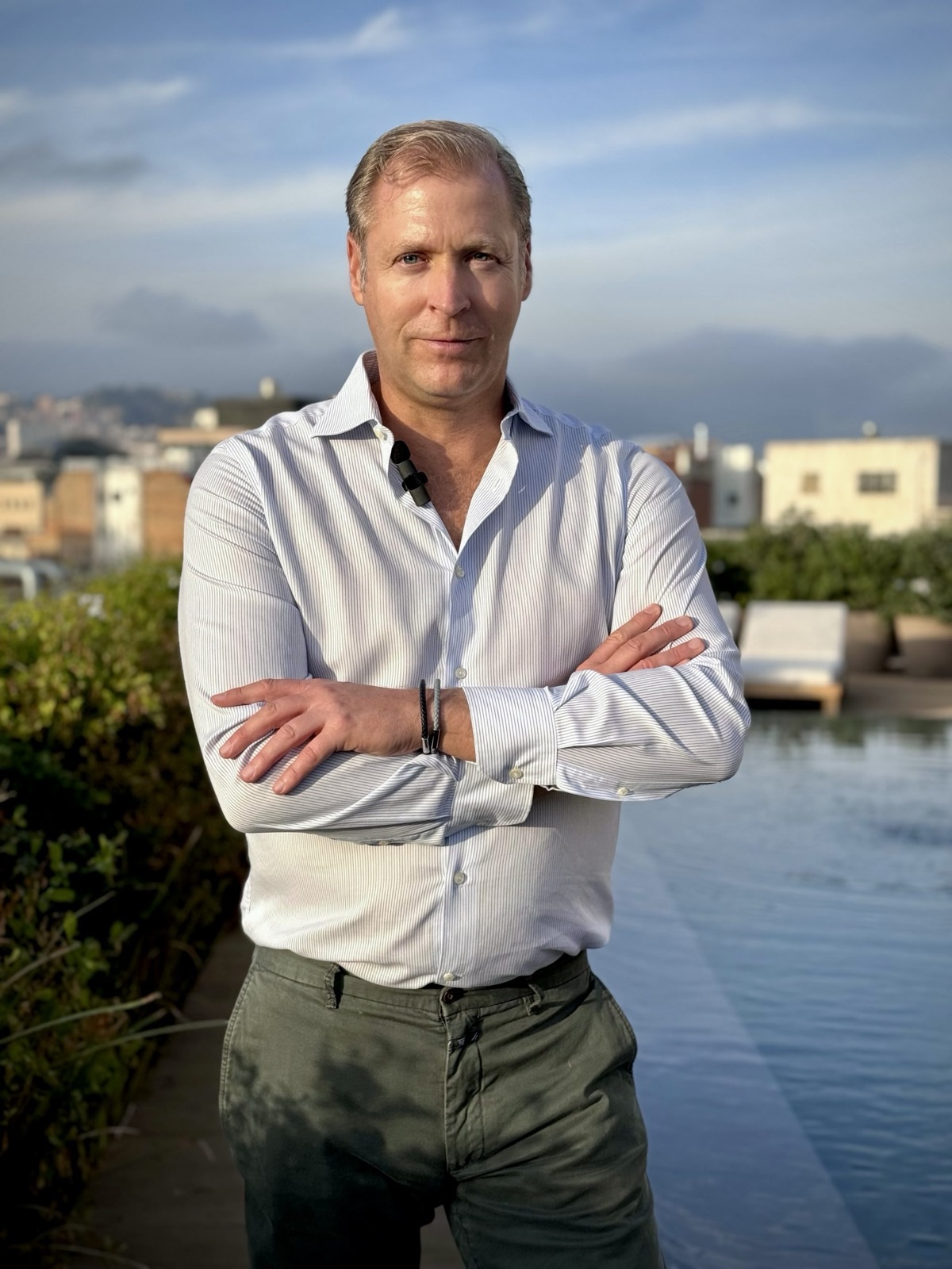 Sven Odia auf einer Dachterrasse